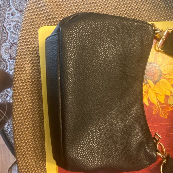 Black and gold - Picture 12 of 16